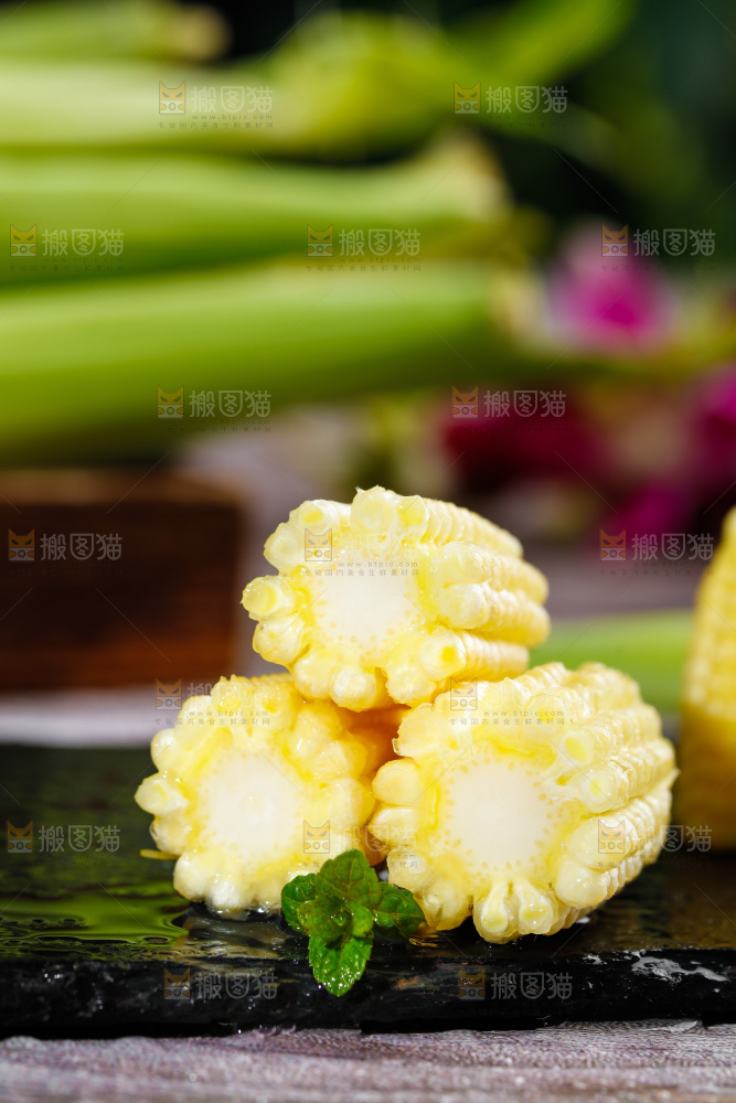 深底上的玉米笋
