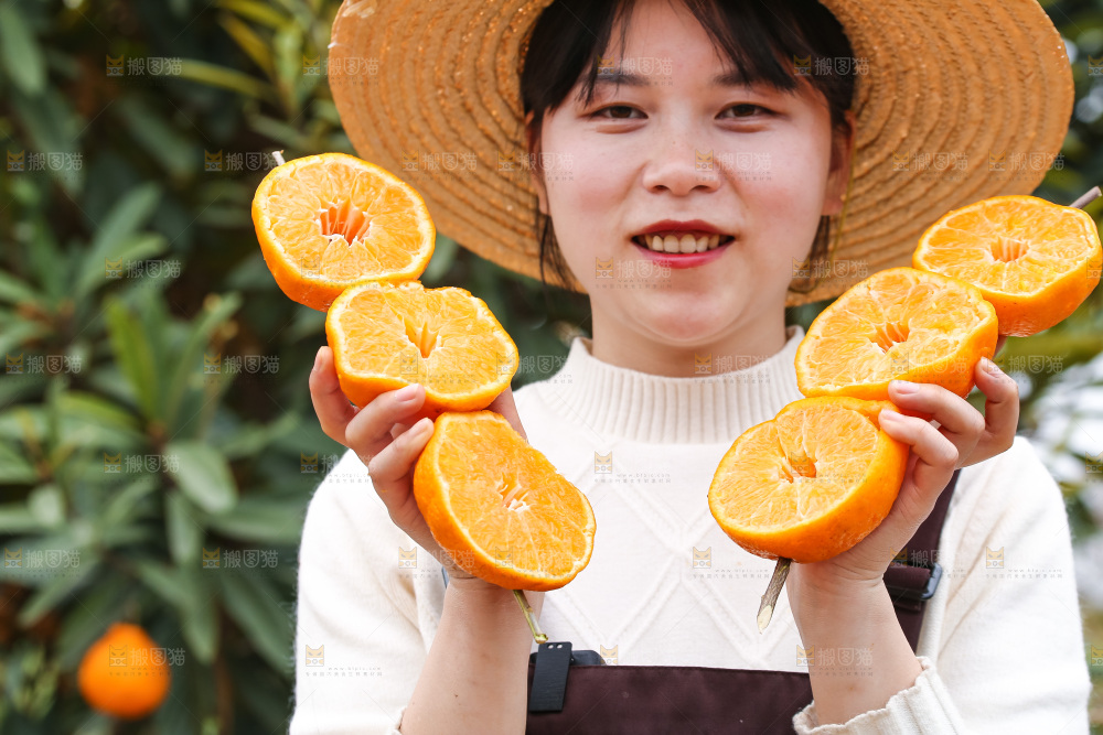 手里拿着丑八怪