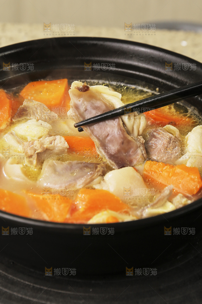 砂锅里的胡萝卜炖羊肉