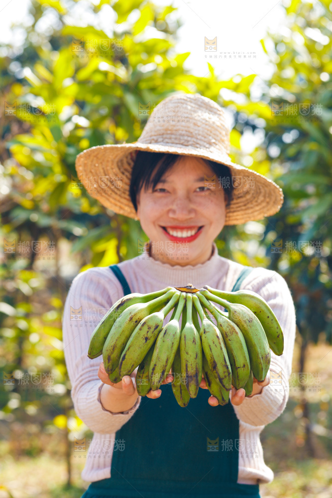 手里拿着广西芭蕉