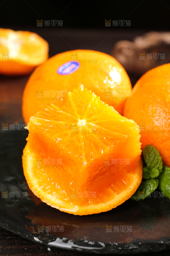 黑底上摆放着的澳柑