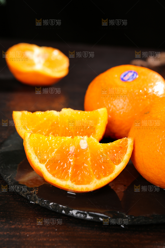 黑底上摆放着的澳柑