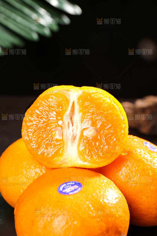黑底上摆放着的澳柑