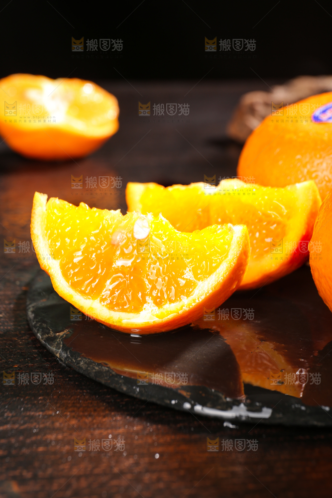 黑底上摆放着的澳柑