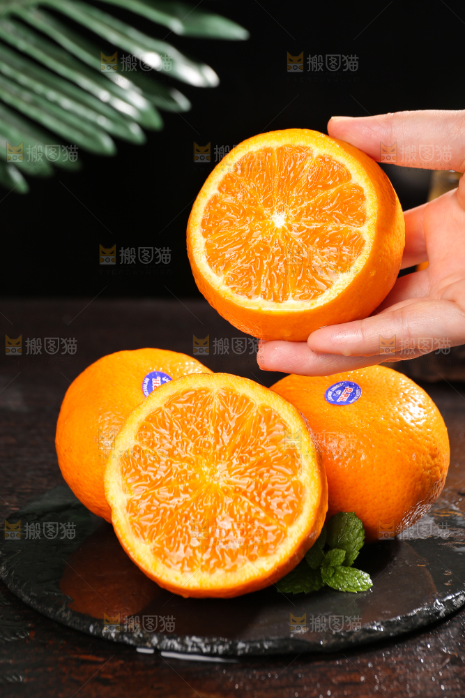 黑底上摆放着的澳柑
