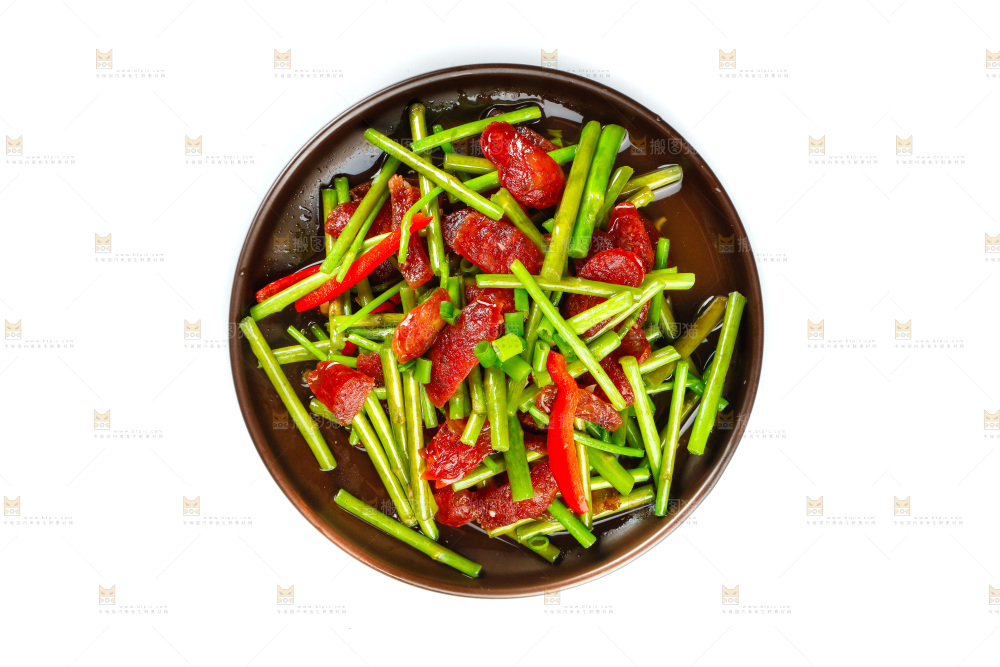 盘子里的藜蒿炒香肠