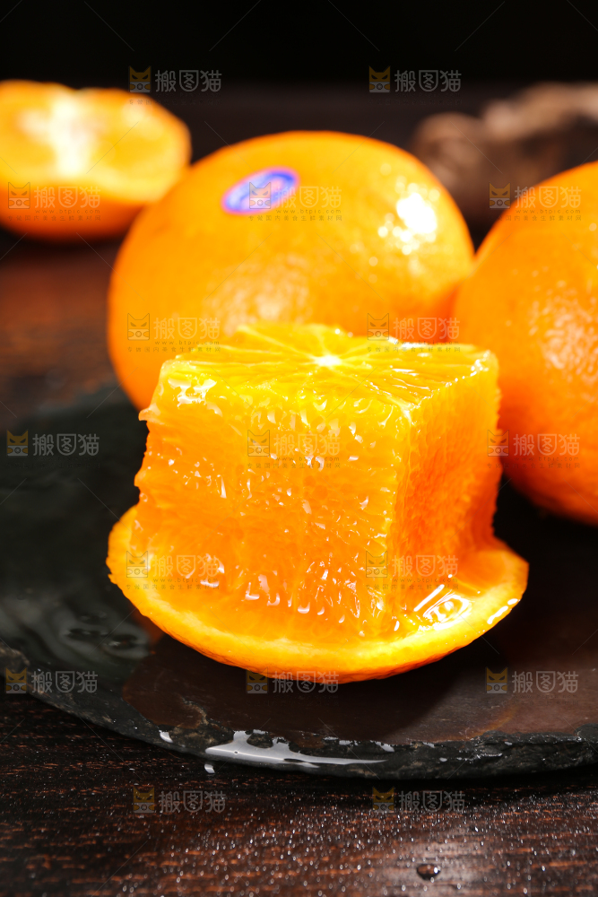 黑底上摆放着的澳柑