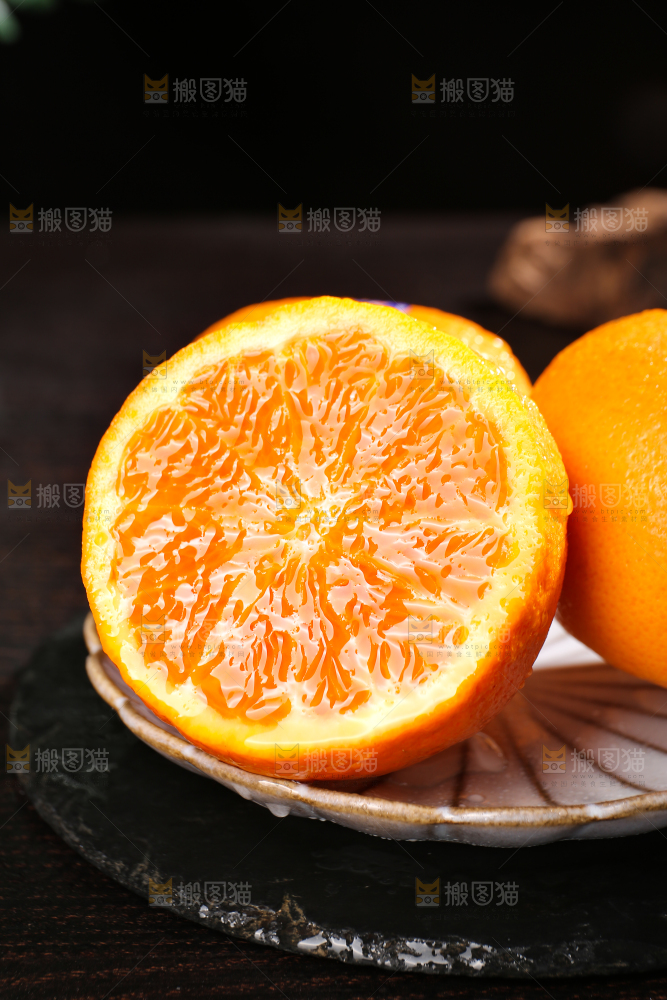 黑底上摆放着的澳柑