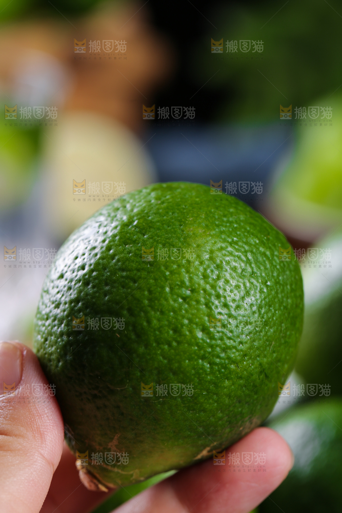 木底上的香水柠檬