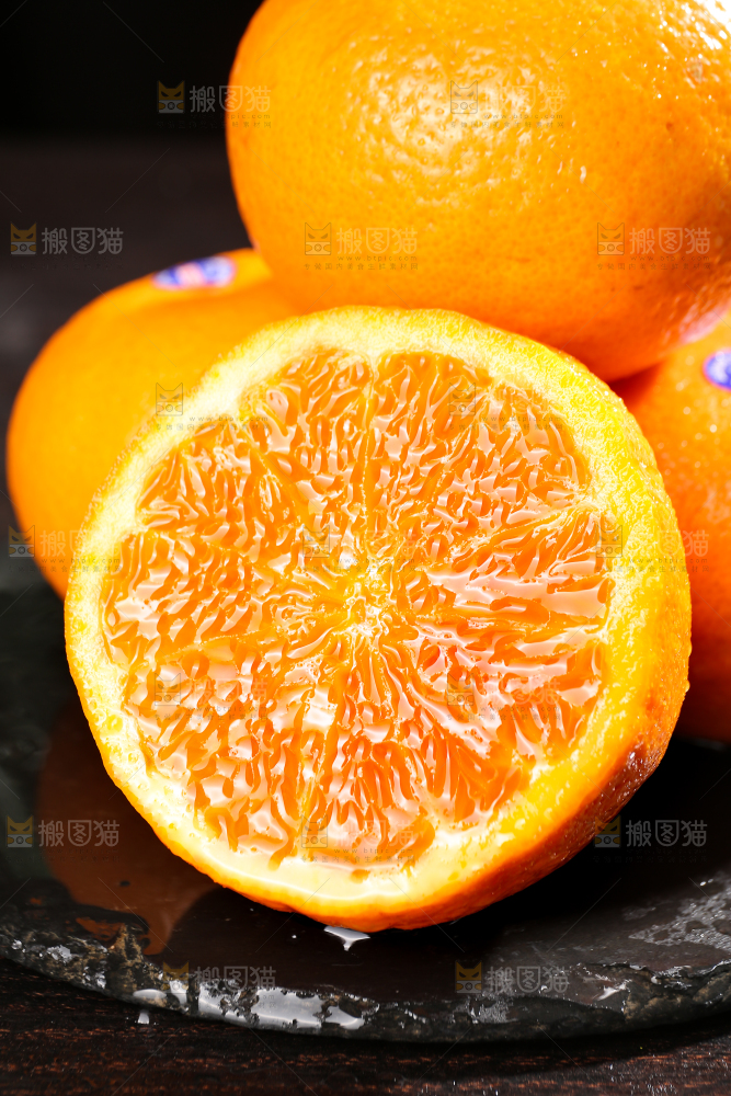 黑底上摆放着的澳柑