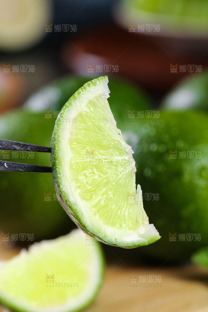 木底上的香水柠檬