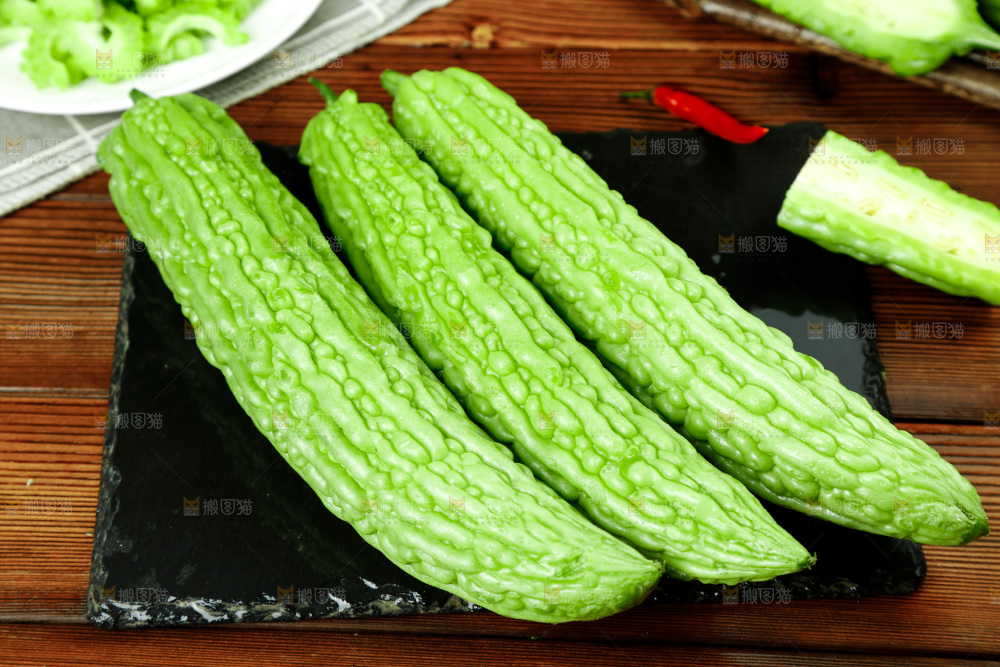 木底上的新鲜苦瓜