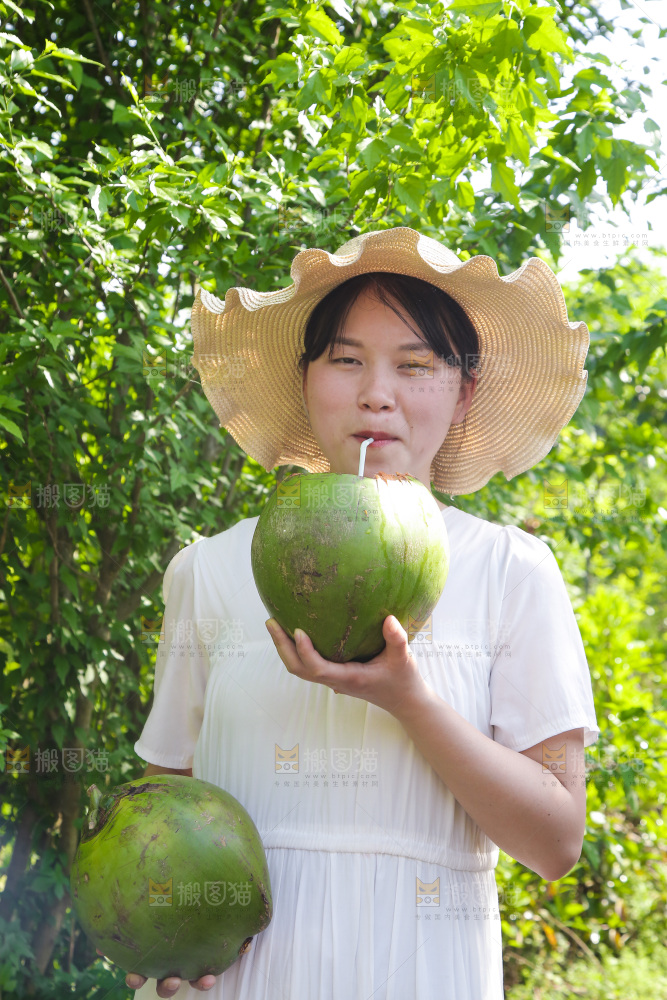 女孩喝着椰子汁