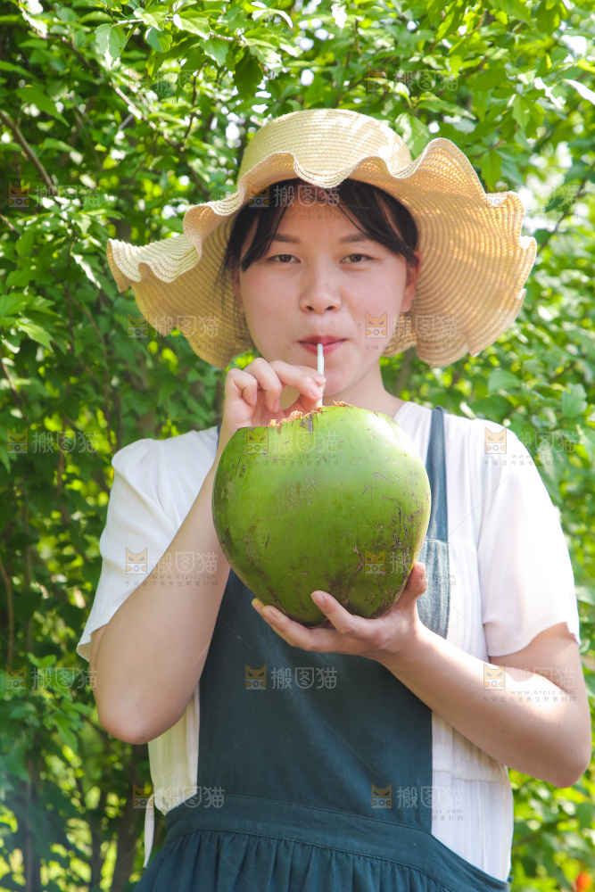 女孩喝着椰子汁