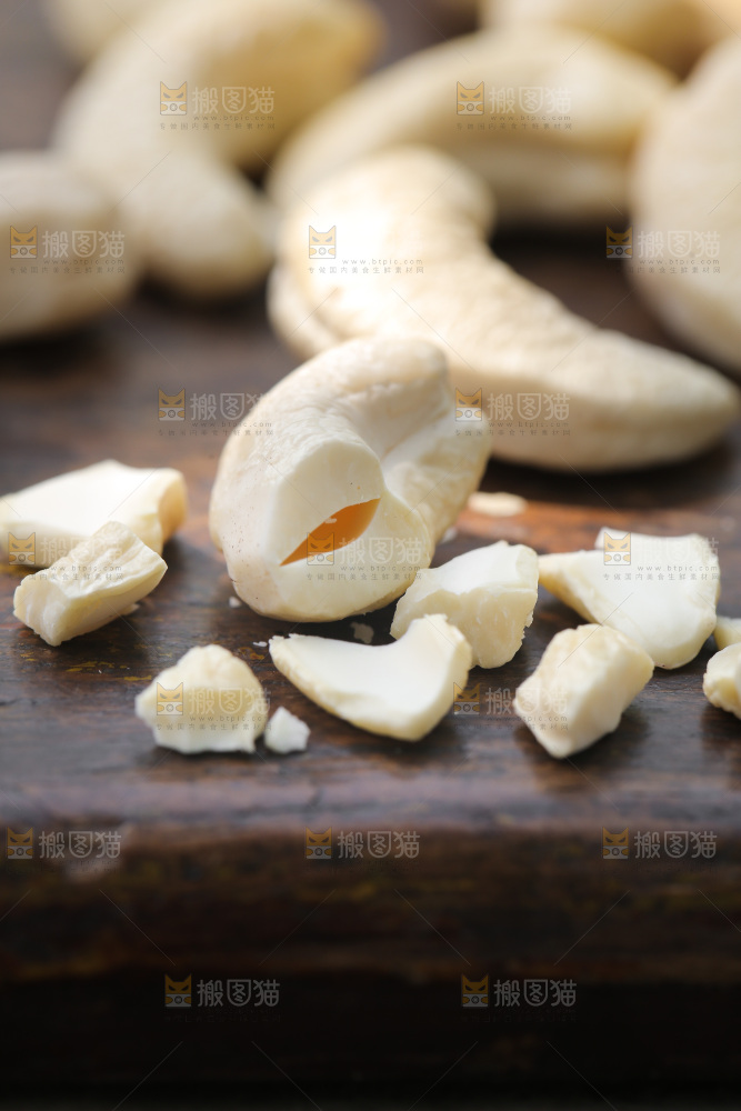 木底上放着腰果粒