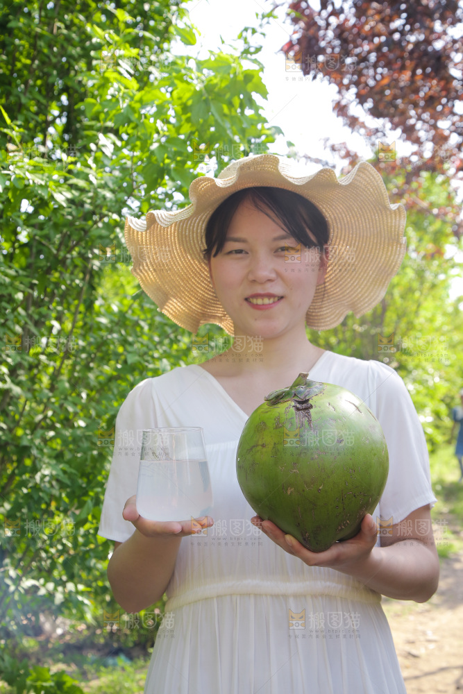 女孩手里拿着椰子汁和椰青
