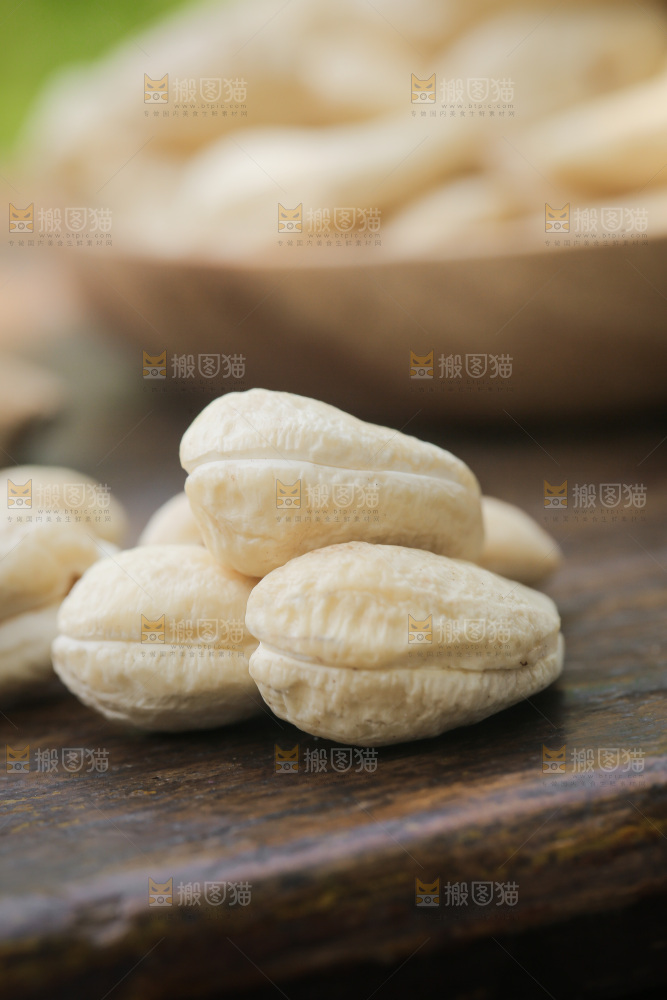 木底上放着腰果仁