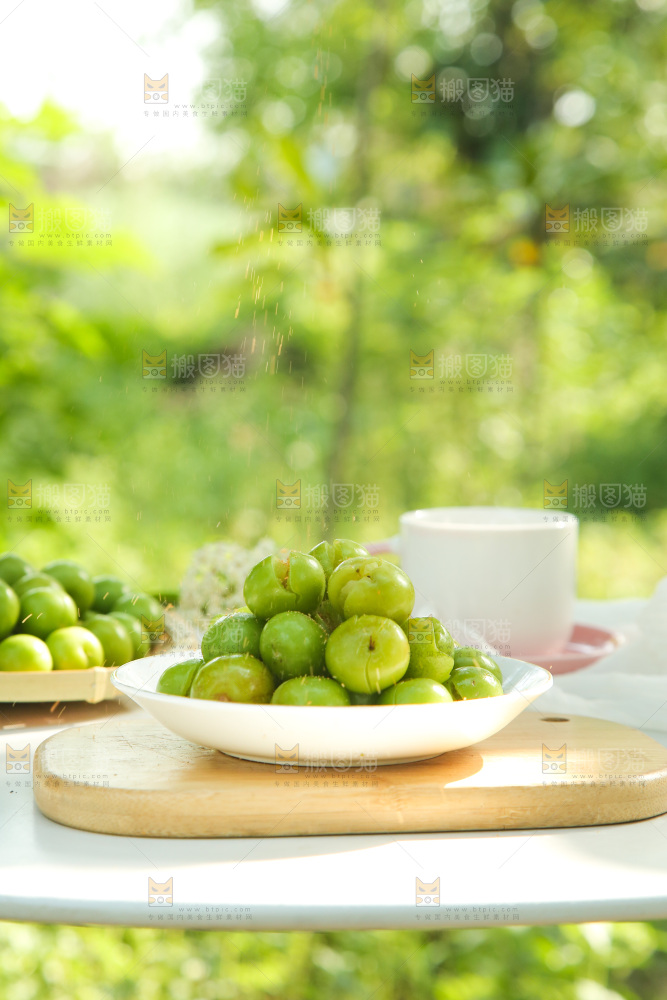 木板上放着一盘三月李