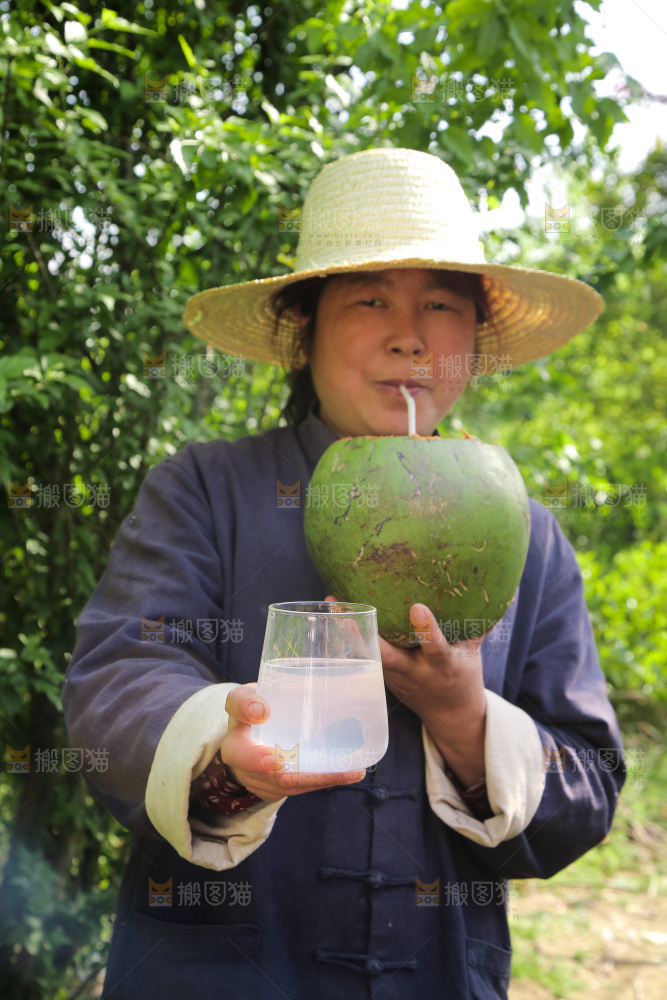 女人手里端着一杯椰汁