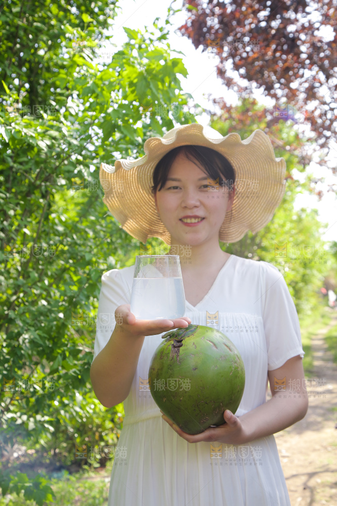 女孩手里拿着椰子汁