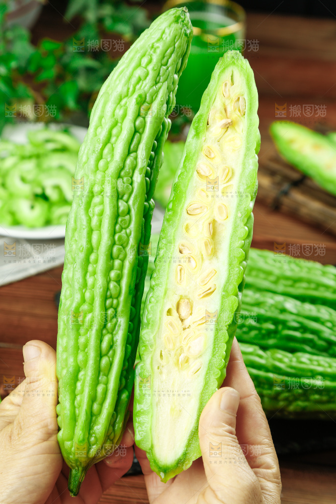 木底上的新鲜苦瓜
