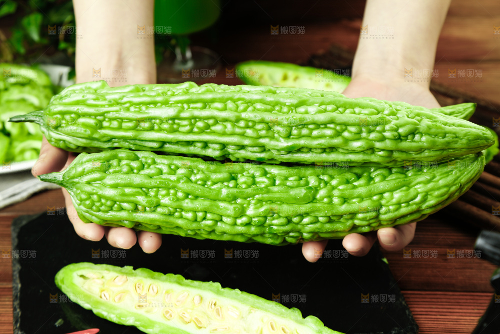 木底上的新鲜苦瓜