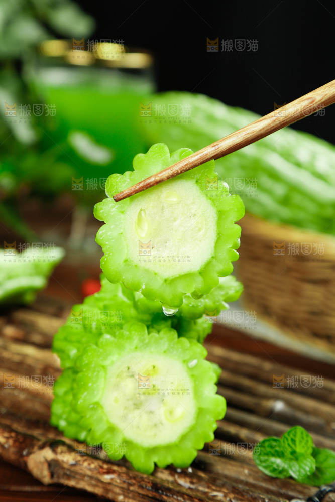木底上的新鲜苦瓜