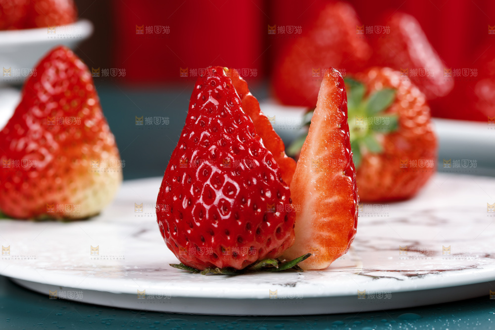 深底上的丹东草莓