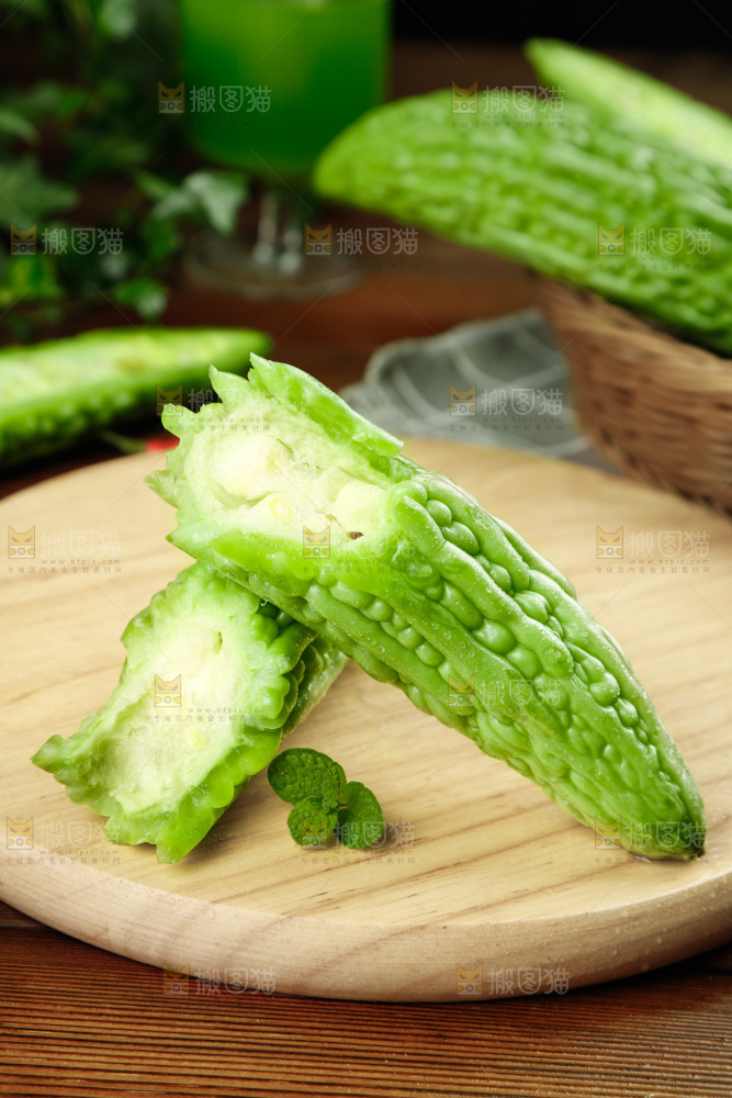 木底上的新鲜苦瓜