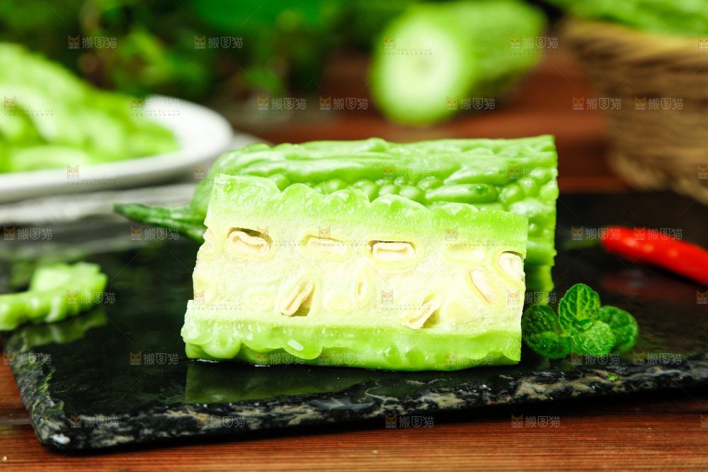 木底上的新鲜苦瓜