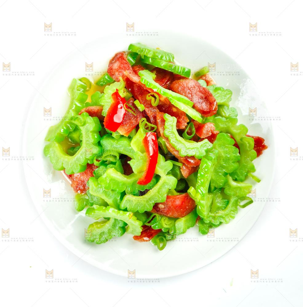 盘子里的苦瓜炒腊肠