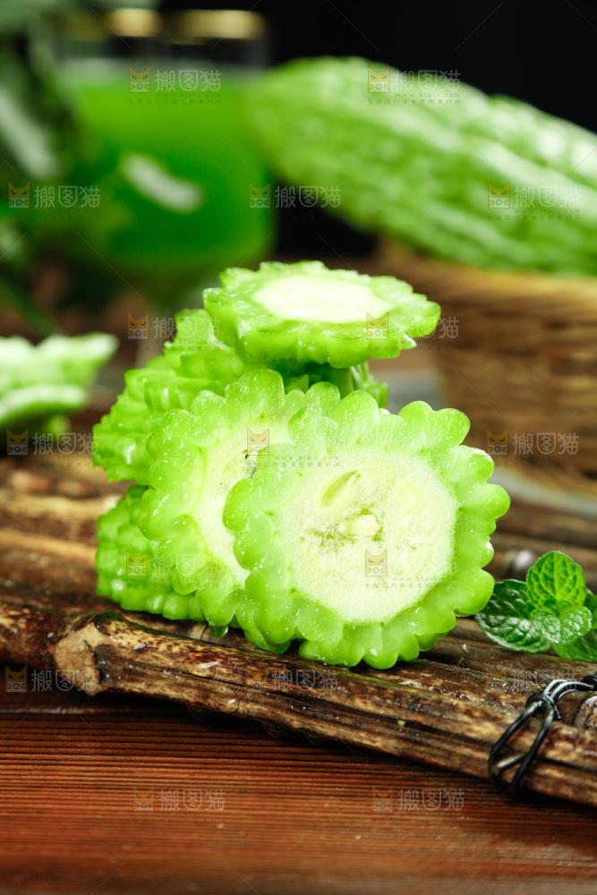 木底上的新鲜苦瓜