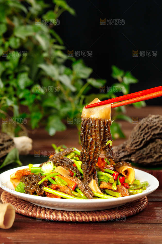 木底上的羊肚菌炒腊肉