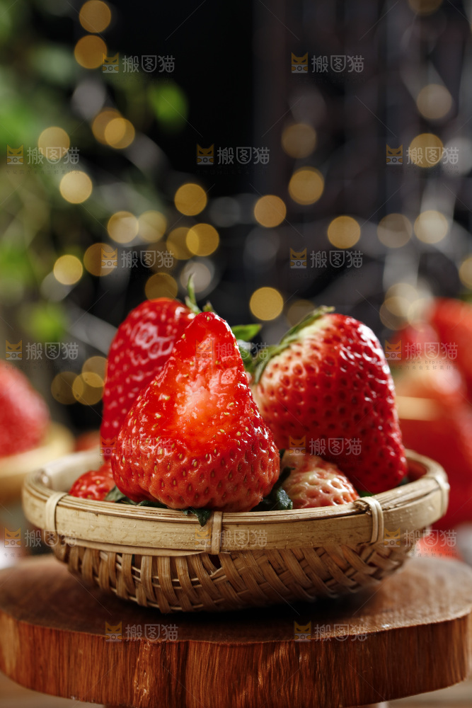 深底上的丹东草莓