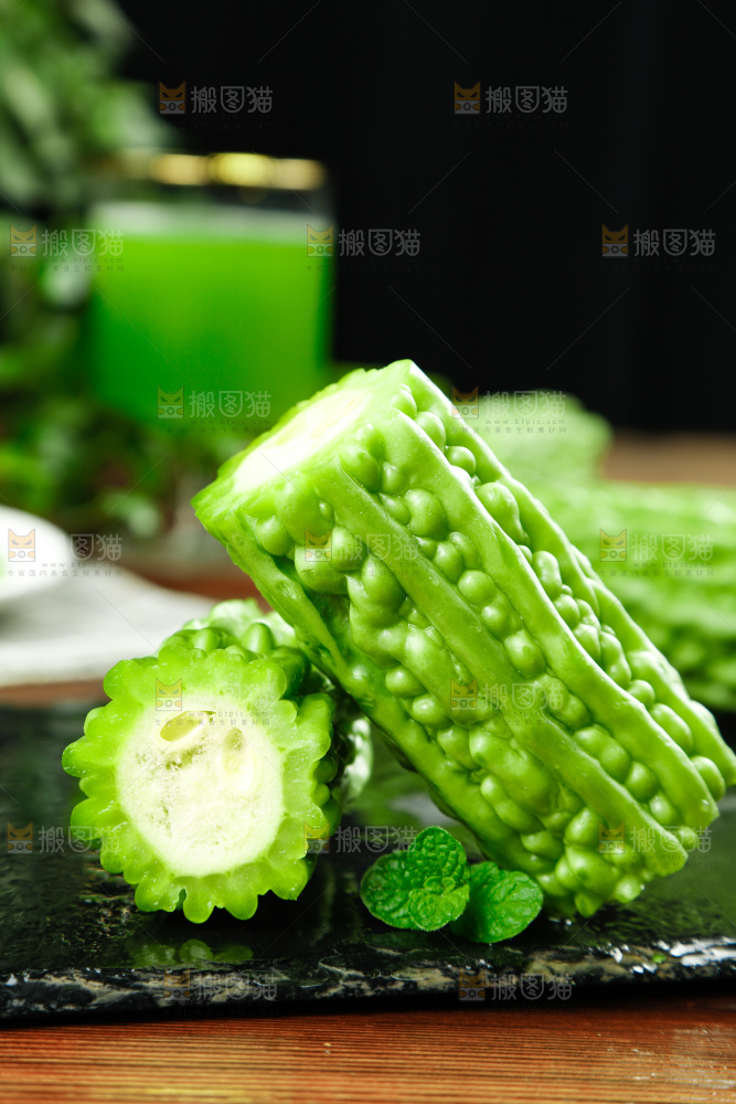 木底上的新鲜苦瓜
