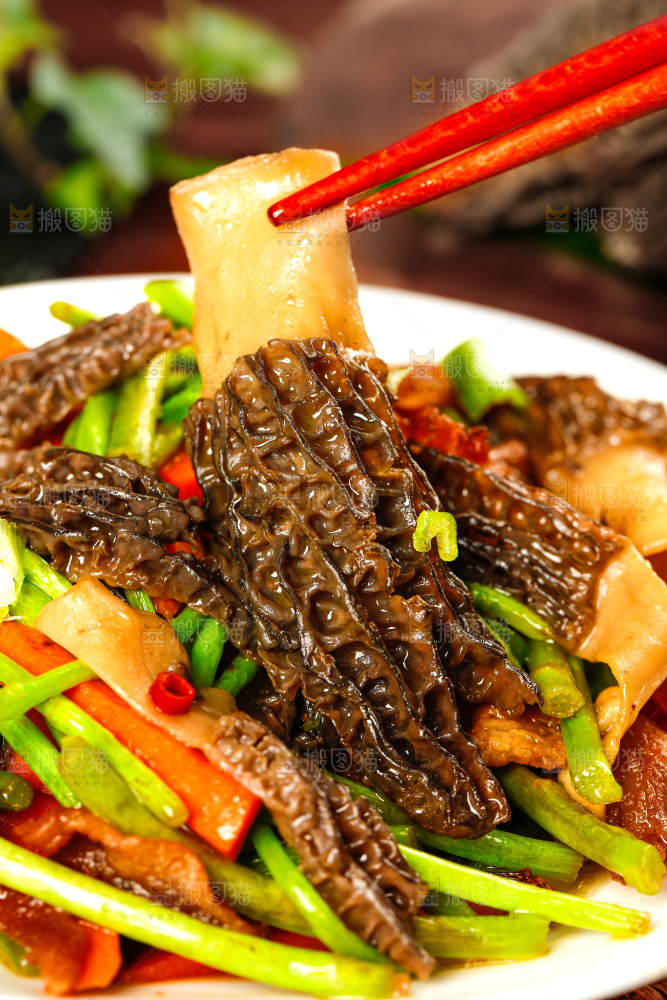木底上的羊肚菌炒腊肉