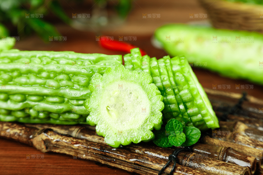 木底上的新鲜苦瓜