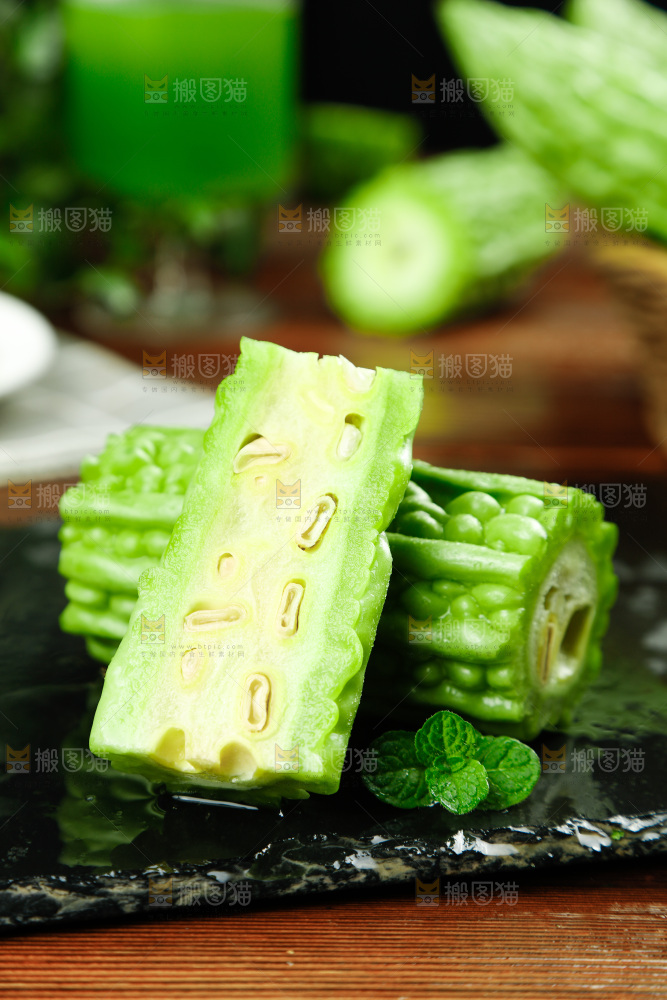 木底上的新鲜苦瓜