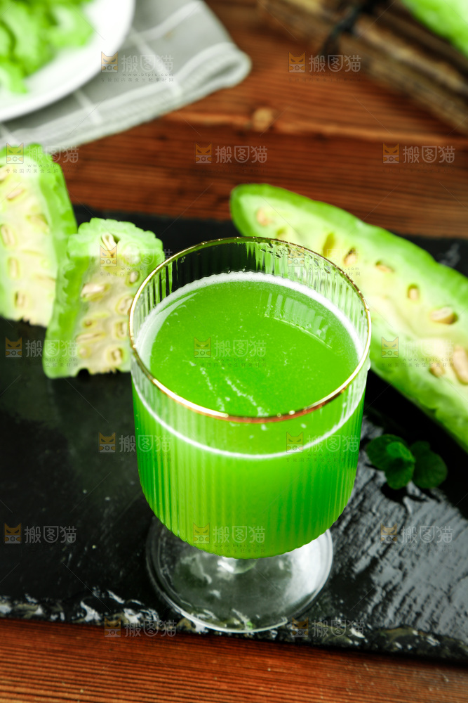 木底上的新鲜苦瓜