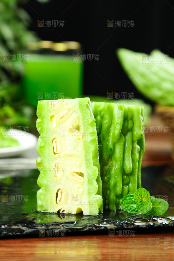 木底上的新鲜苦瓜
