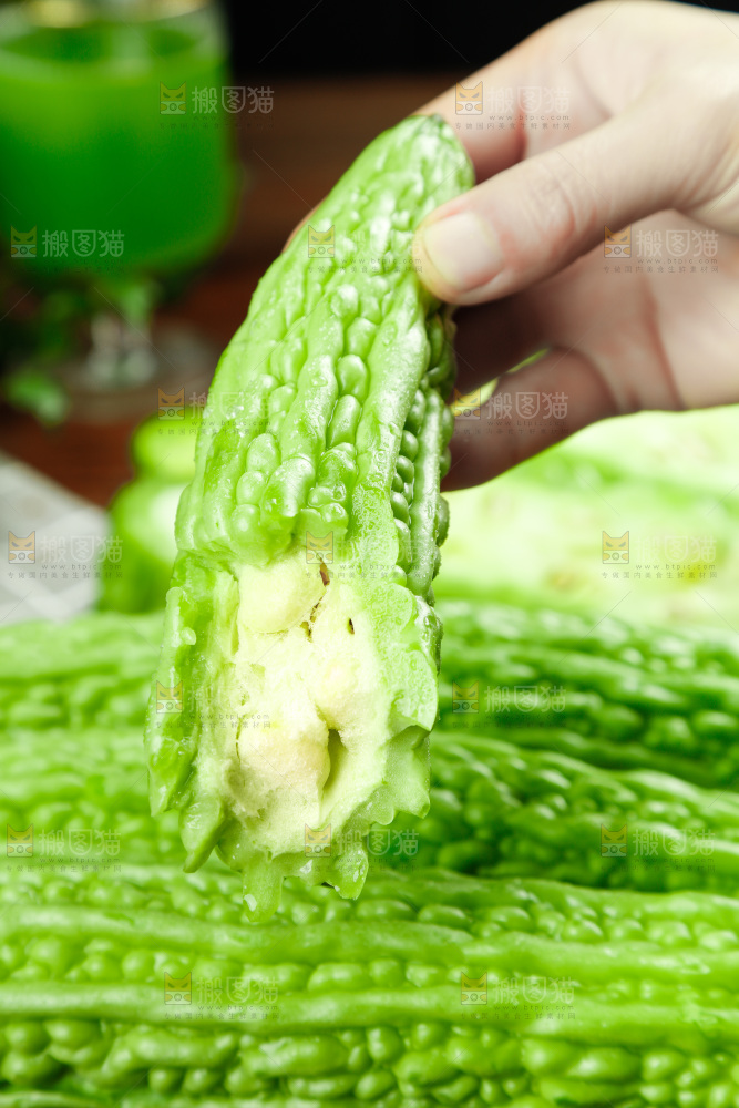 木底上的新鲜苦瓜