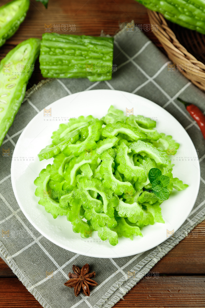 木底上的新鲜苦瓜