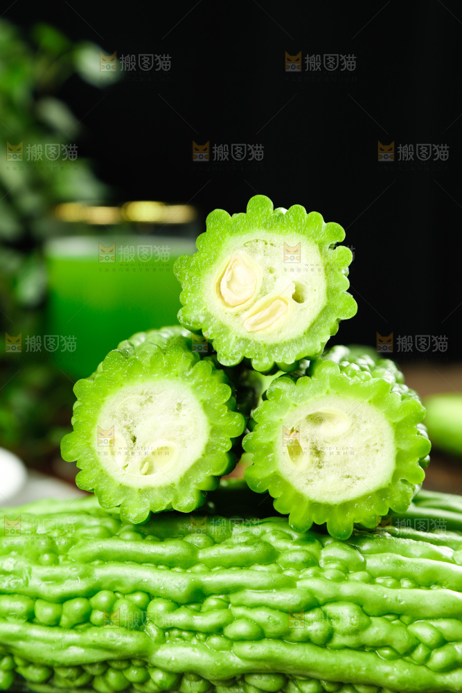 木底上的新鲜苦瓜