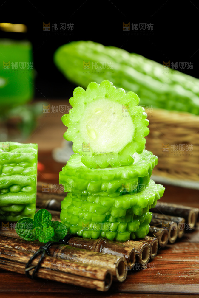 木底上的新鲜苦瓜