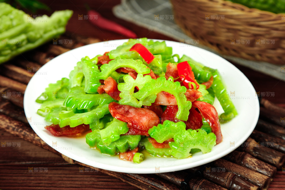 盘子里的苦瓜炒腊肠