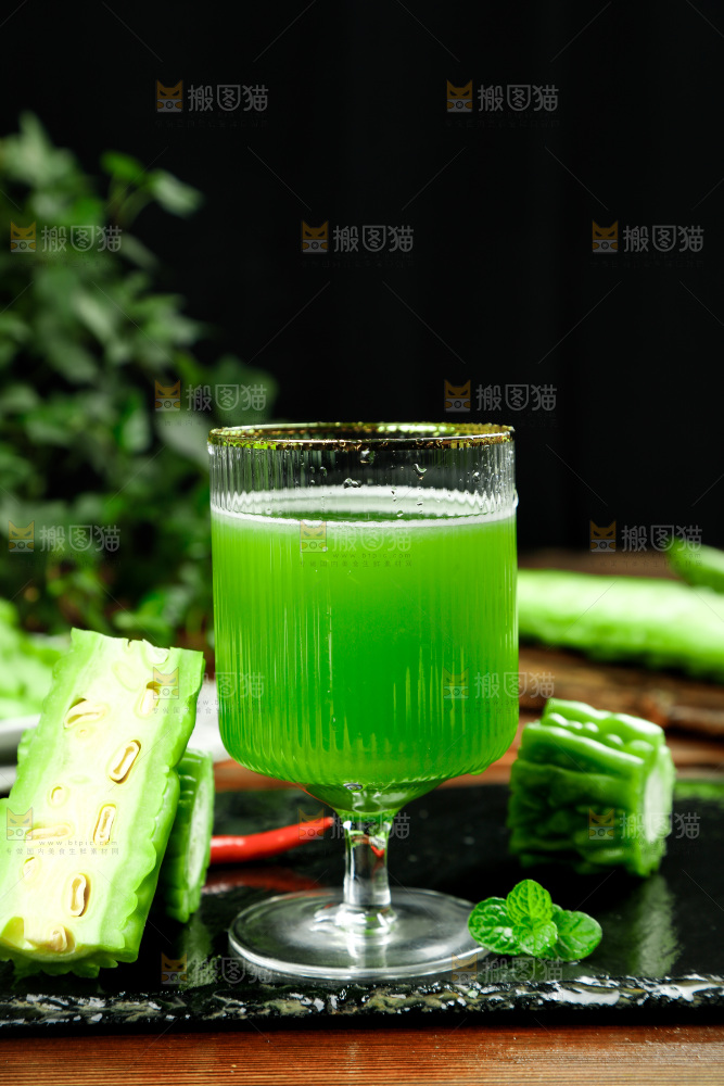 木底上的新鲜苦瓜