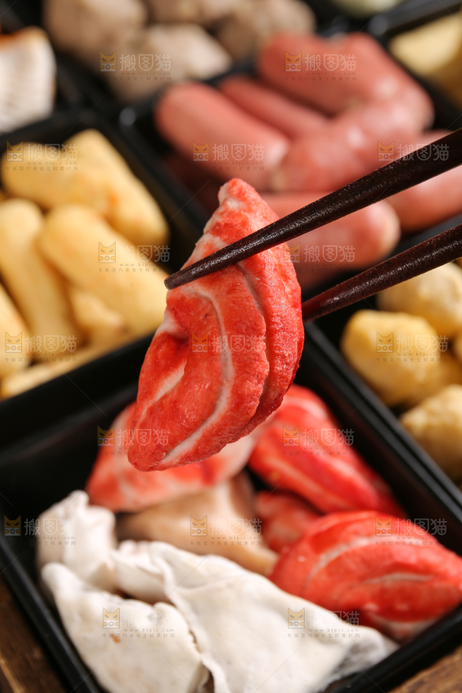 深底上的火锅丸子
