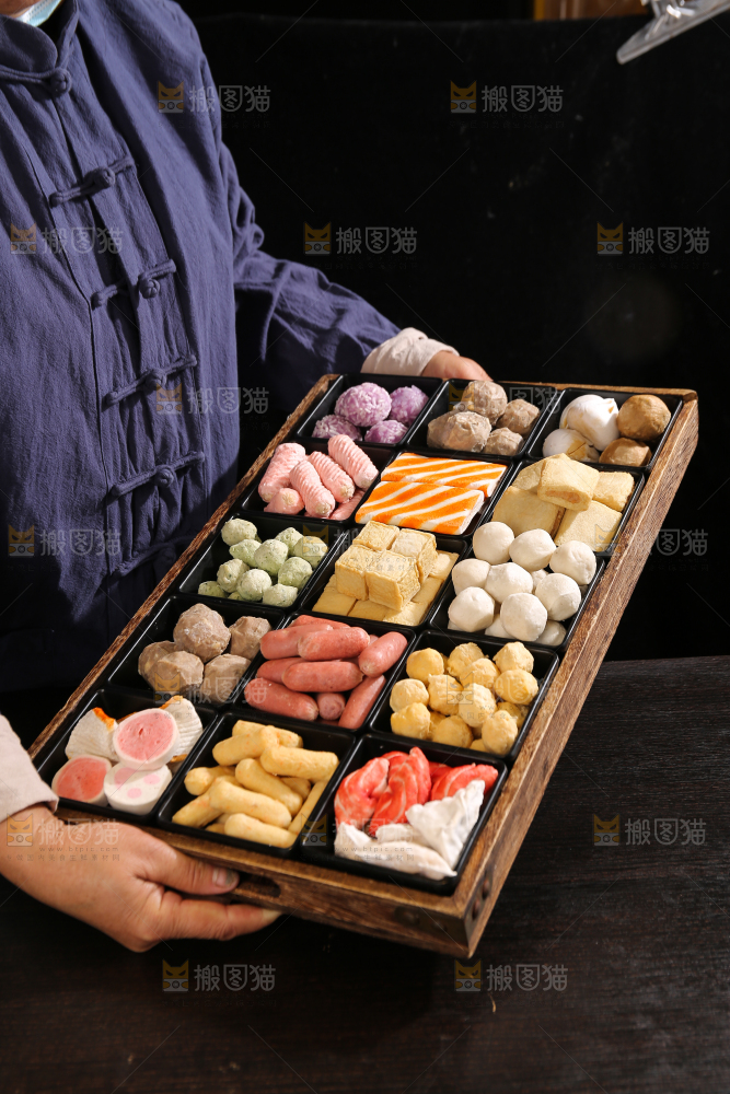 深底上的火锅丸子
