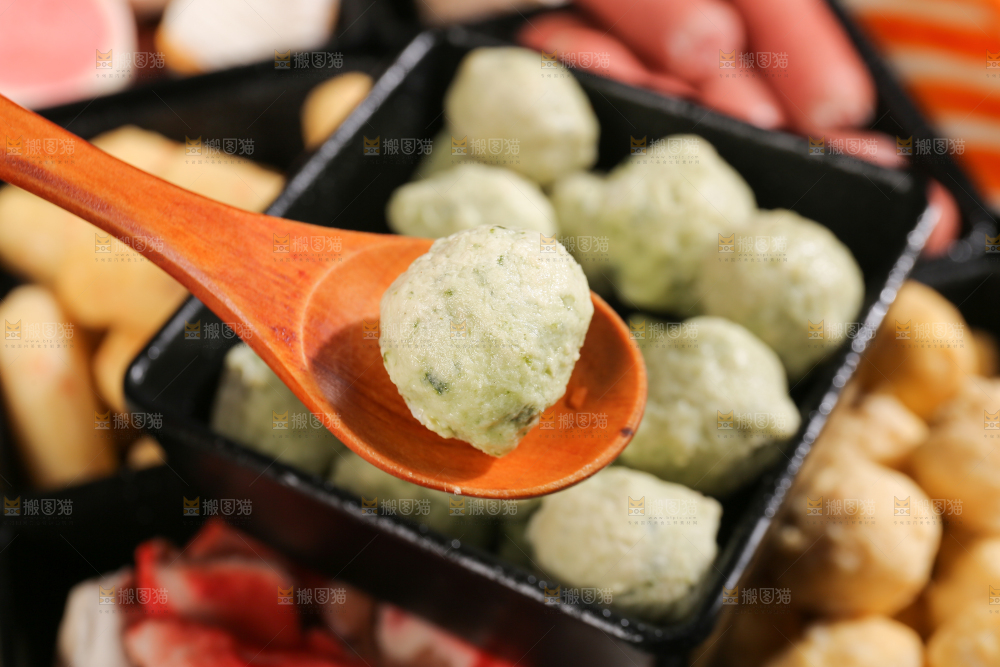 深底上的火锅丸子