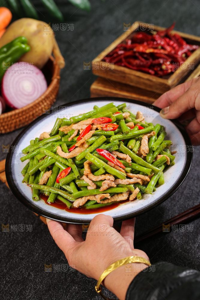 深底上的豇豆炒肉丝